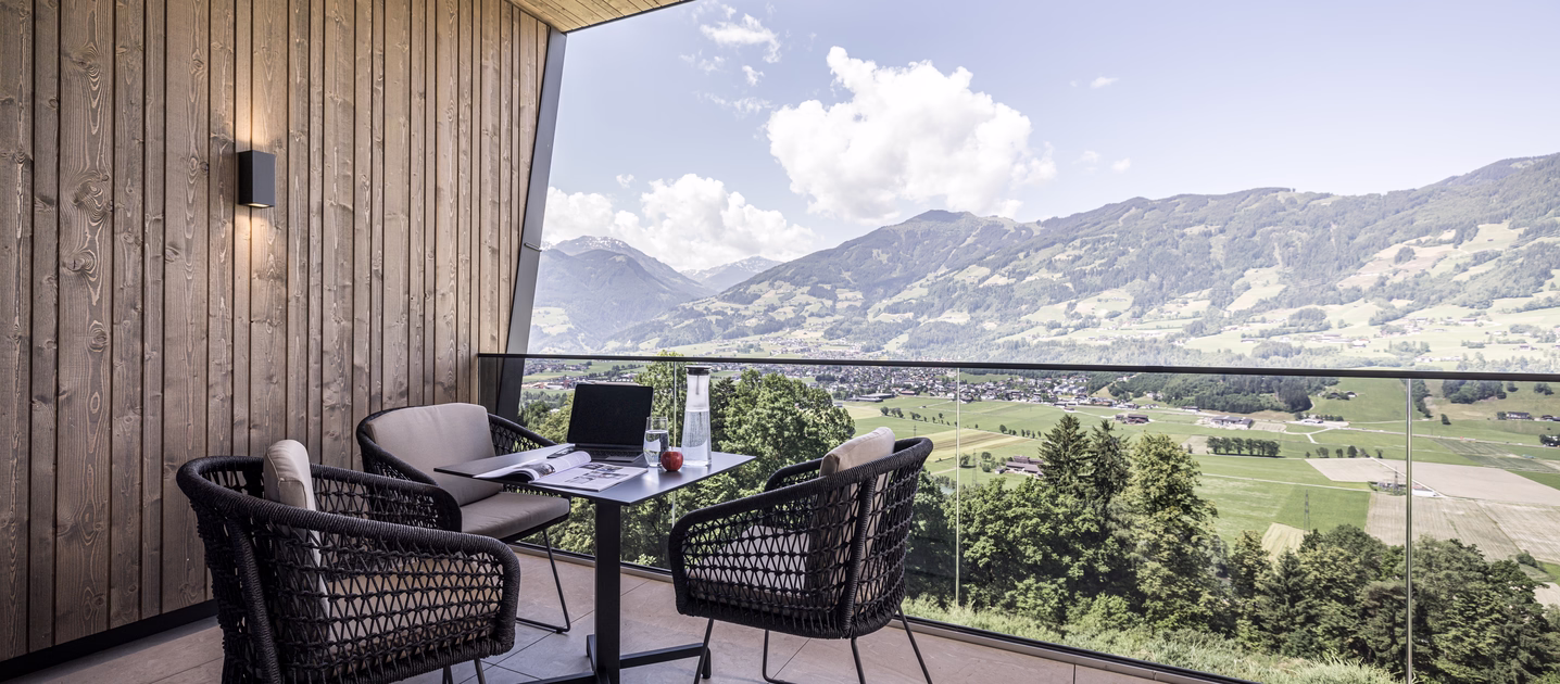 Großzügiger überdachter Balkon der Panorama Eagle Lodge mit Sitzgruppe und weitem Blick über das Zillertal und die Bergwelt.