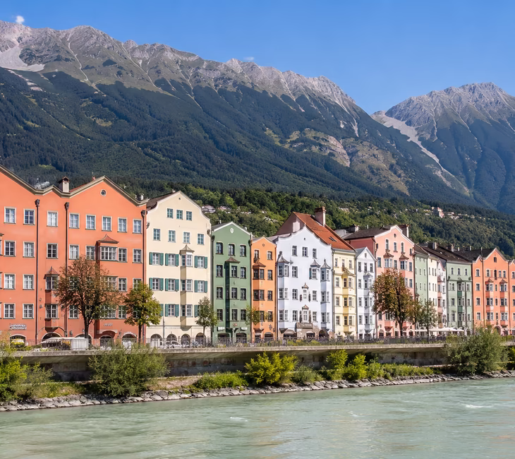 Bunte Uferpromenade in Innsbruck (KI-generiertes Bild: erstellt mit ChatGPT von OpenAI)
