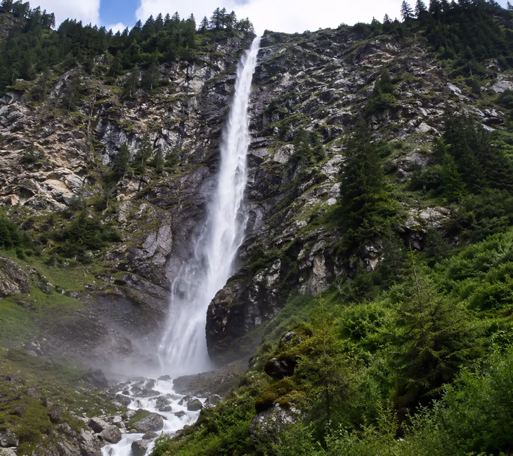 Harter Schleierwasserfall - Zillertal - KI-generiertes Bild (erstellt mit ChatGPT von OpenAI)