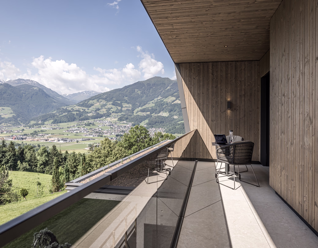 Der großzügige Balkon der Panorama Nature Lodge bietet Sitzplätze und einen freien Panoramablick auf die Zillertaler Bergwelt.